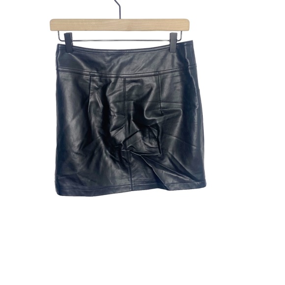 F21 black faux leather mini skirt size medium EUC - Picture 4 of 4